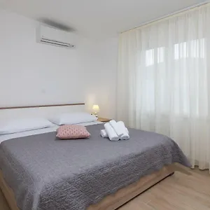 apartments-apollo.hotels-in-trogir.com/